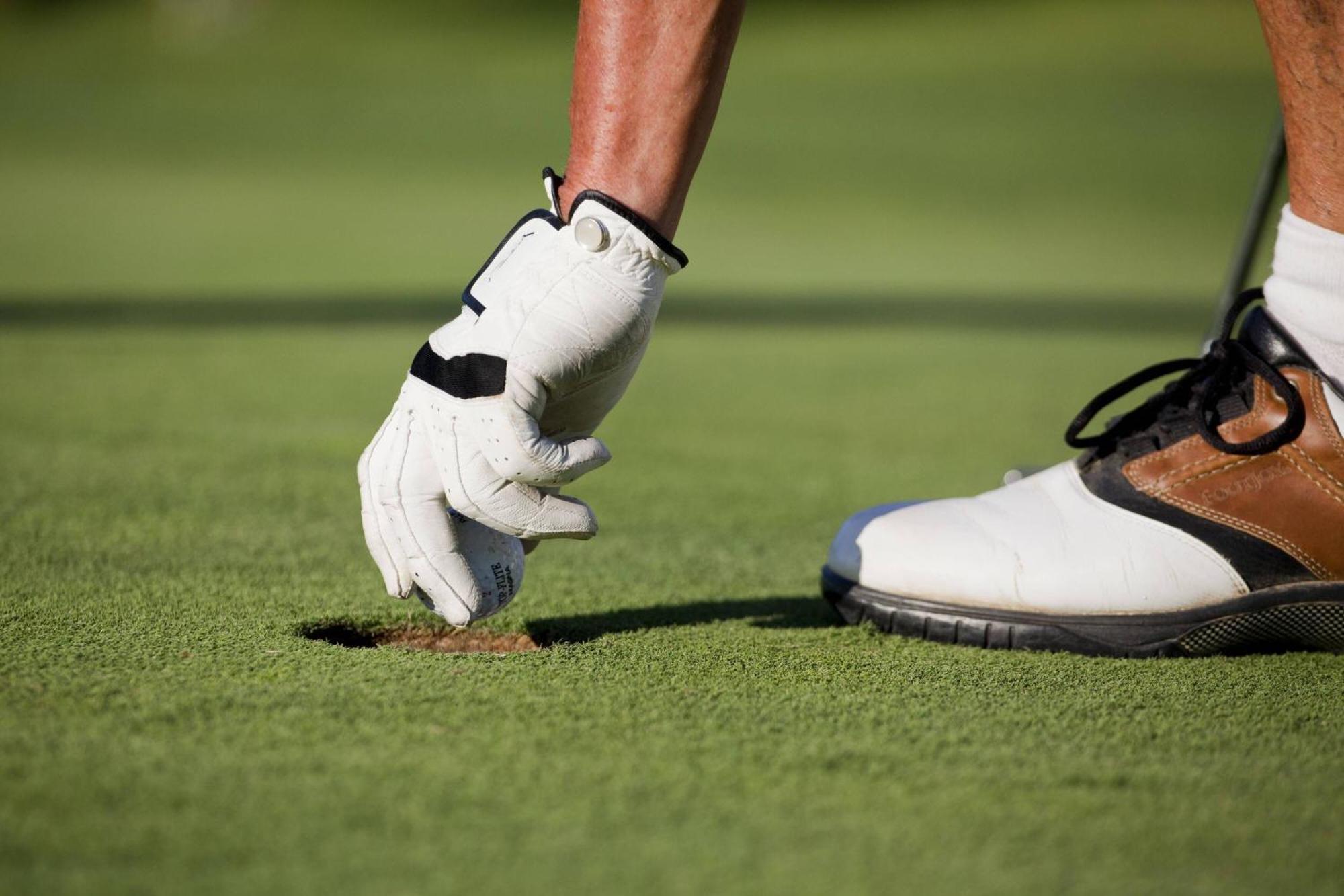 Denia Marriott La Sella Golf Resort & Spa מראה חיצוני תמונה A player marks his ball
